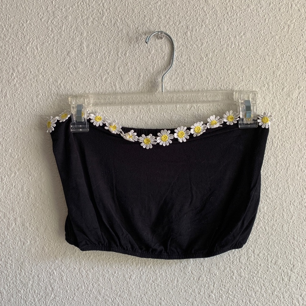 LA hearts black crop with daisys